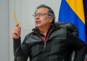 Petro dice que Maduro y la oposición deben buscar un acuerdo para evitar éxodo y guerra