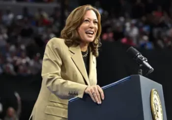 Kamala Harris aventaja ligeramente a Donald Trump, según varias encuestas
