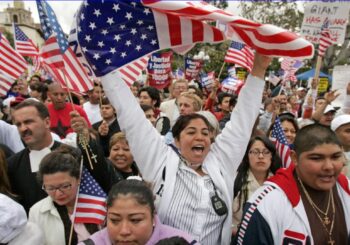 Latinos enfrentan disparidades raciales en participación y conteo de votos, dice estudio