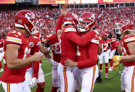 Los campeones Chiefs vencen a Bengals en partido al que asiste Taylor Swift