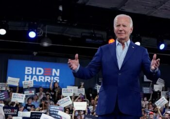 Biden se pone brevemente una gorra de Trump en gesto de unidad entre los dos partidos