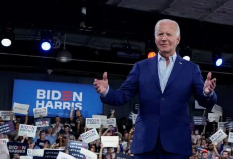 Biden se pone brevemente una gorra de Trump en gesto de unidad entre los dos partidos