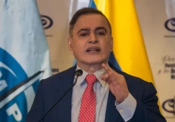 El fiscal general de Venezuela condecora a funcionario sancionado por Estados Unidos