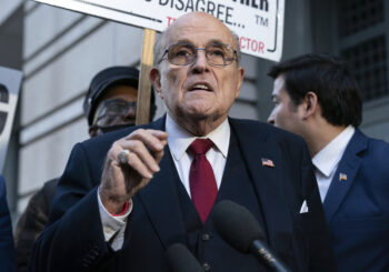 Juez ordena a exabogado de Trump entregar propiedades a trabajadoras electorales difamadas