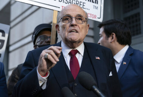 Juez ordena a exabogado de Trump entregar propiedades a trabajadoras electorales difamadas
