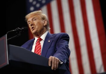 Donald Trump llama "enemigos internos" a los demócratas Nancy Pelosi y Adam Schiff