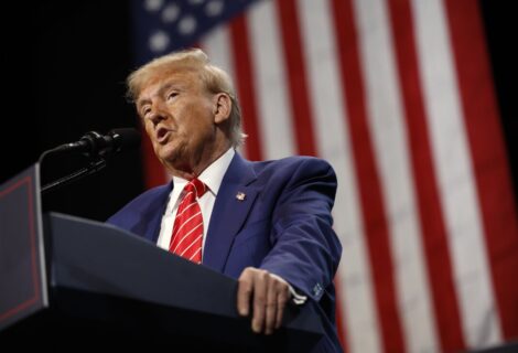 Donald Trump llama "enemigos internos" a los demócratas Nancy Pelosi y Adam Schiff