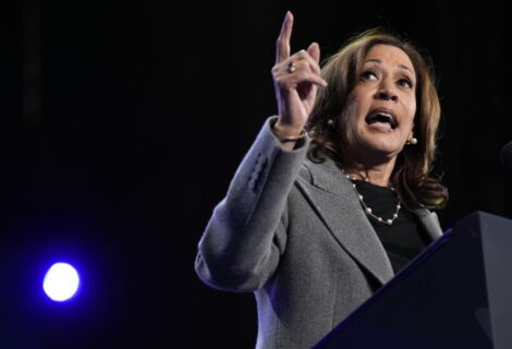 Harris es apoyada por Obama y estrellas de la música y el cine en un acto en Atlanta