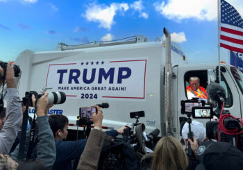Trump llega a un mitin en un camión de basura tras la crítica de Biden