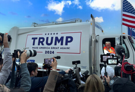 Trump llega a un mitin en un camión de basura tras la crítica de Biden