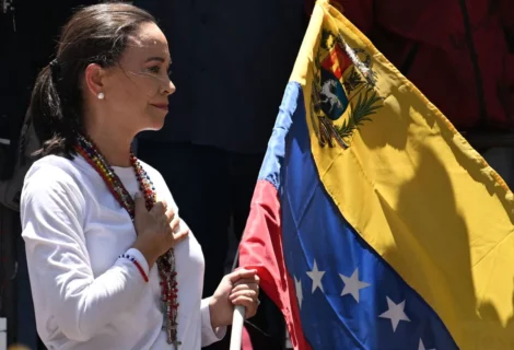 María Corina Machado pide a la Fuerza Armada no "avalar" a "un régimen que va de salida"