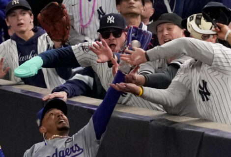 Los Yankees prohíben la entrada al estadio a los dos fans que agarraron del guante a Betts