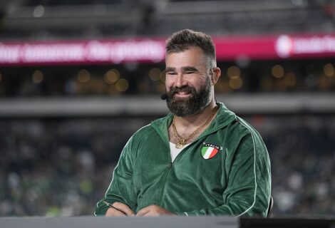 Jason Kelce ofrece disculpas por romper el teléfono de aficionado que insultó a su hermano