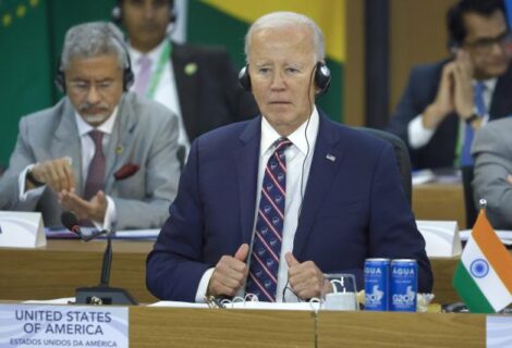 El presidente Biden reivindica que las personas trans merecen "dignidad y respeto" en EEUU