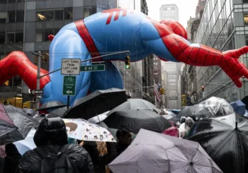 La lluvia protagoniza el tradicional desfile de Acción de Gracias de Nueva York