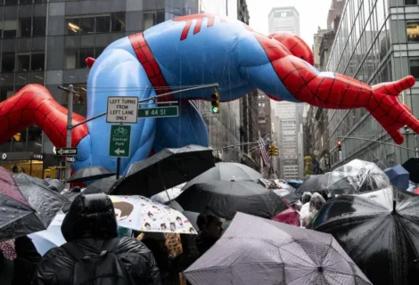 La lluvia protagoniza el tradicional desfile de Acción de Gracias de Nueva York