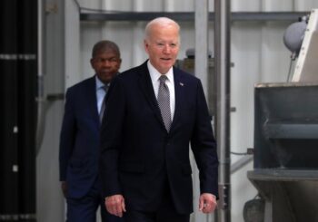 Biden reitera su "total apoyo" a una transición en Siria en una llamada con el rey jordano