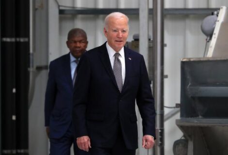 Biden reitera su "total apoyo" a una transición en Siria en una llamada con el rey jordano