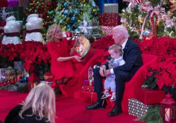 Joe Biden y su esposa Jill ayudan a rastrear el recorrido de Santa Claus por Navidad