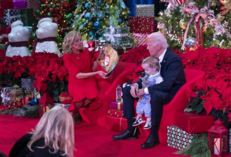 Joe Biden y su esposa Jill ayudan a rastrear el recorrido de Santa Claus por Navidad
