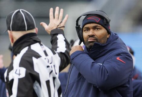 Los Patriots despiden a su entrenador Jerod Mayo luego de una campaña perdedora