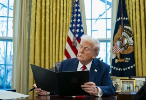 Trump ordena revisar los cambios de protocolo aéreo y contrataciones efectuados con Biden