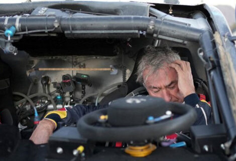 Carlos Sainz abandona el Dakar por los problemas del arco de seguridad del Ford