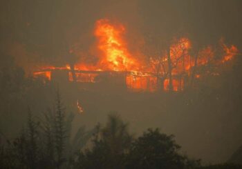 Un incendio en California se propaga sin control y genera evacuaciones