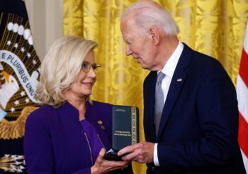 Biden otorga un mérito civil a la excongresista republicana Liz Cheney, crítica con Trump