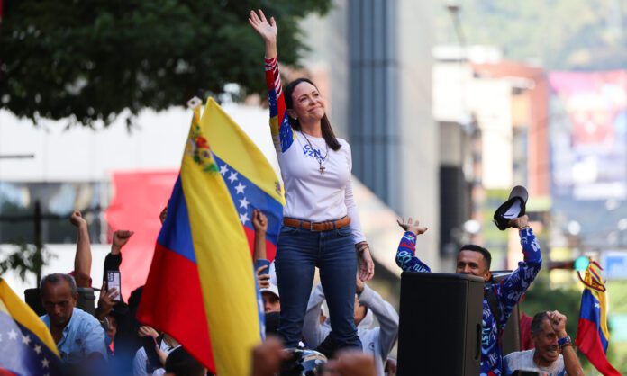 Machado pide a los venezolanos en Ecuador acompañar a González Urrutia en su visita