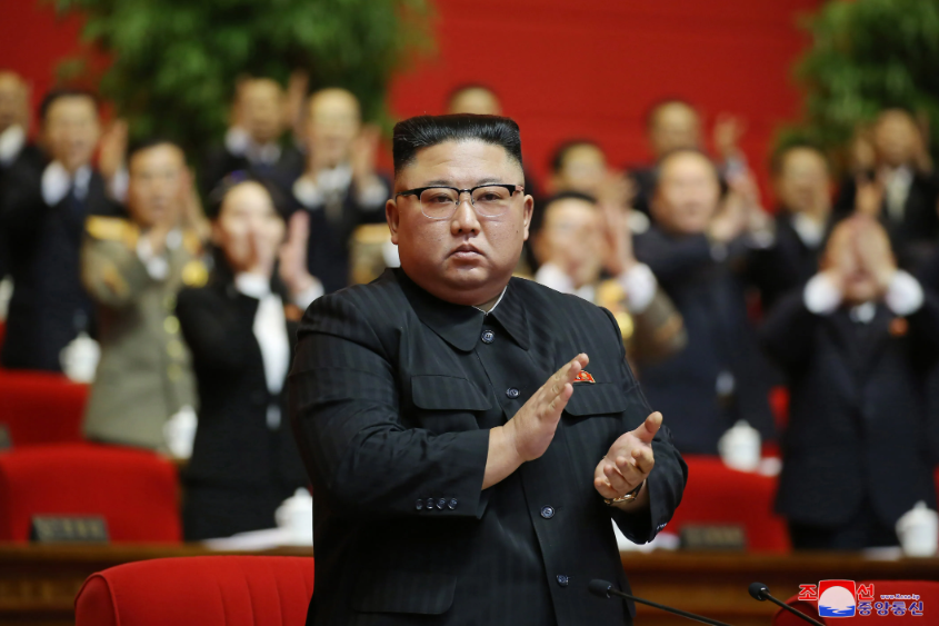 Kim Jong-un llama a fortalecimiento nuclear después de que Trump dijera que busca dialogar