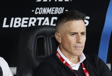 El uruguayo Peirano deja de ser técnico de Santa Fe tras eliminación en Copa Libertadores