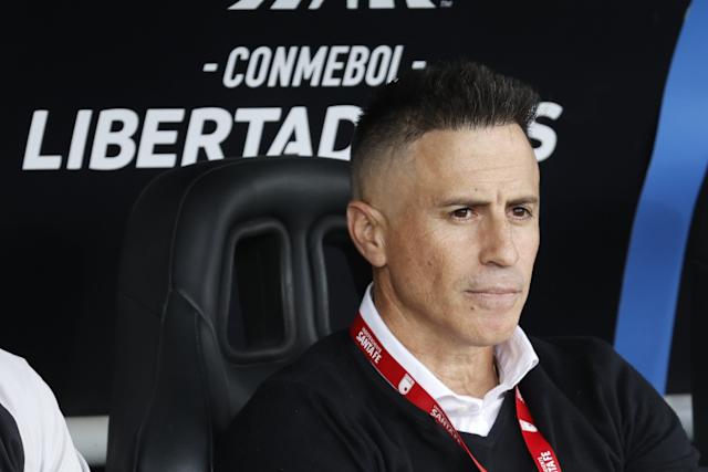 El uruguayo Peirano deja de ser técnico de Santa Fe tras eliminación en Copa Libertadores
