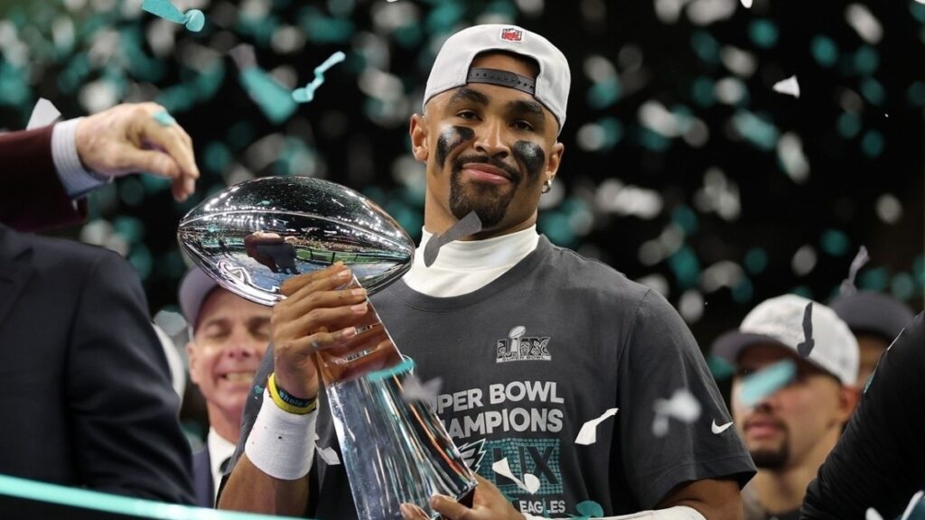 Hurts, MVP del Super Bowl LIX, lidera el desfile de la victoria de los Eagles en Disney