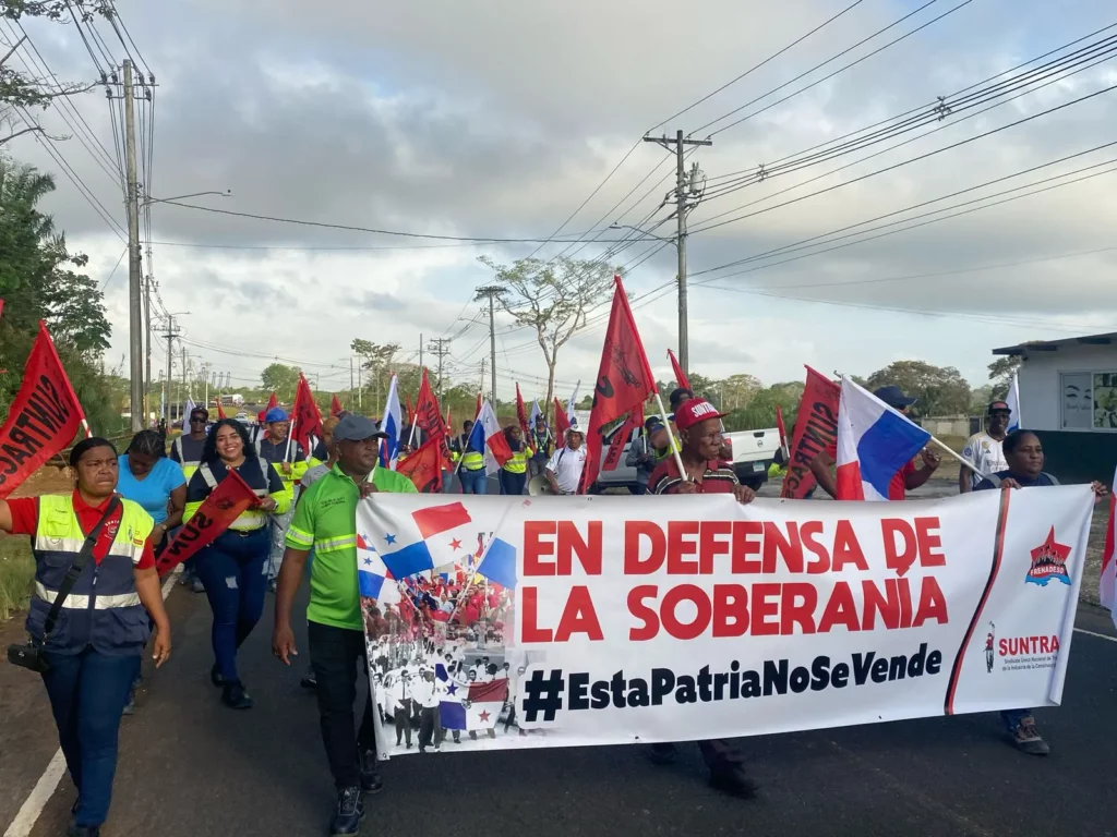 Manifestantes protestan en Panamá en defensa de la soberanía del Canal y Seguro Social