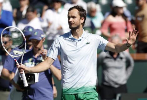 Swiatek y Medvedev avanzan a octavos de Indian Wells tras una cómoda tercera ronda