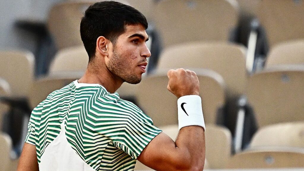 Alcaraz no le da opción a Shapovalov y vuela a octavos